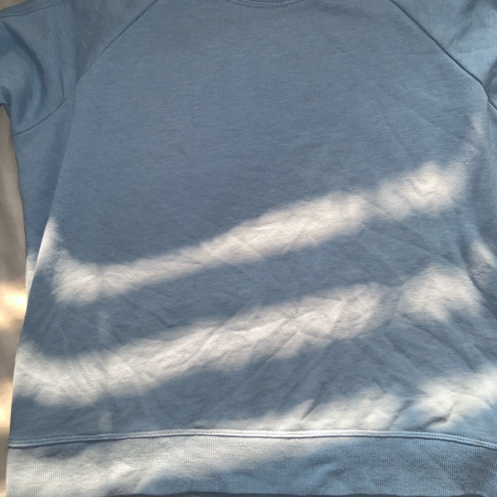 Cute sky blue sweatshirt with an open on arms